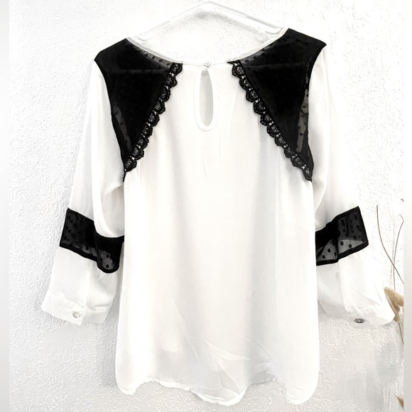 Seer Sucker Blouse in White - Picture 2 of 6